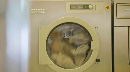 Gebrek aan hygiëne door werkkleding thuis te wassen, constateert instituut Klasse Wäsche